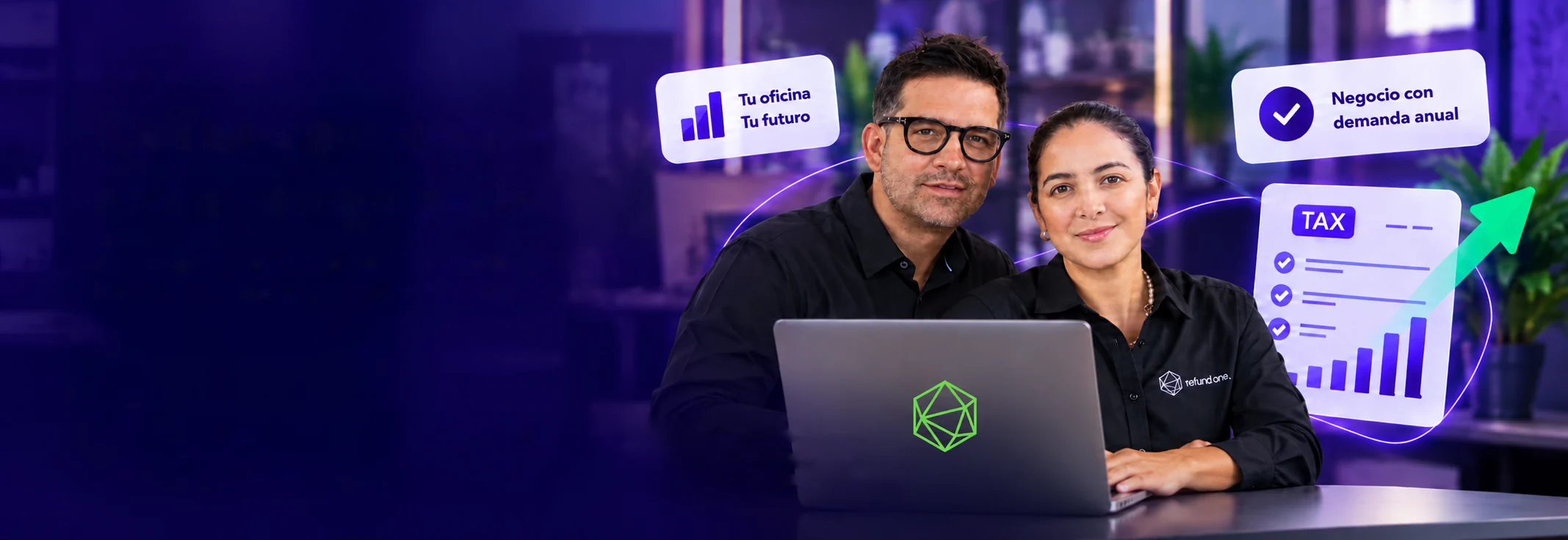 Dos integrantes del equipo de Refund One frente a una laptop