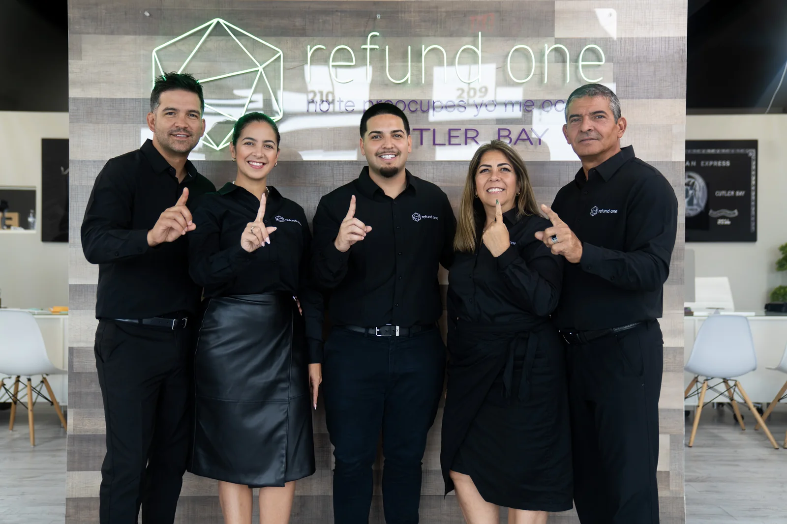 El equipo de Refund One en la oficina de Cutler Bay